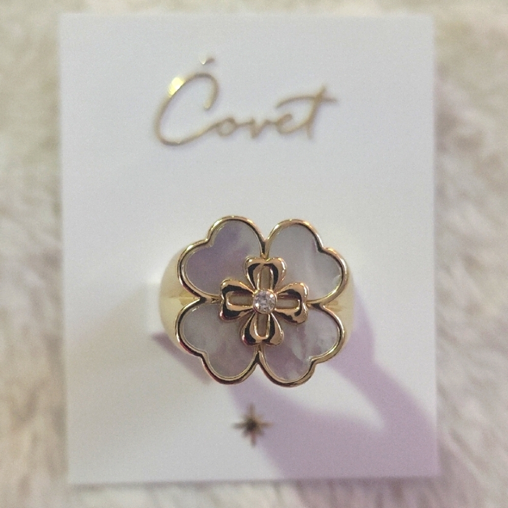 Cove Gold and White Flower Ring